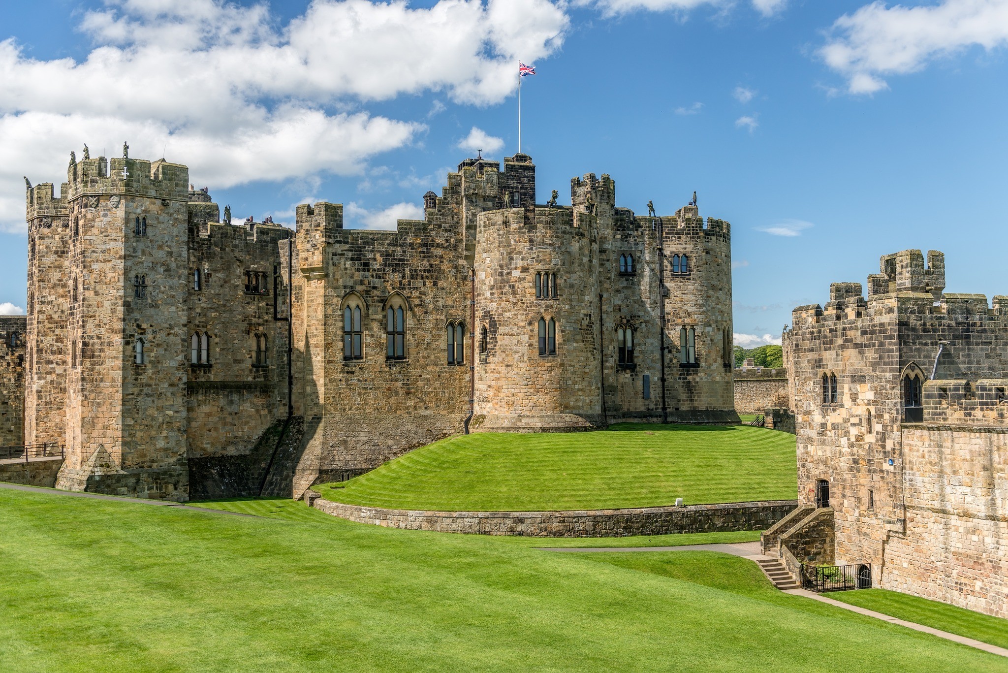 British castles. Замок Алник Нортумберленд. Замок Алник (Alnwick Castle). Замок Алник Нортумберленд Гарри Поттер. Элник Англия Гарри Поттер.