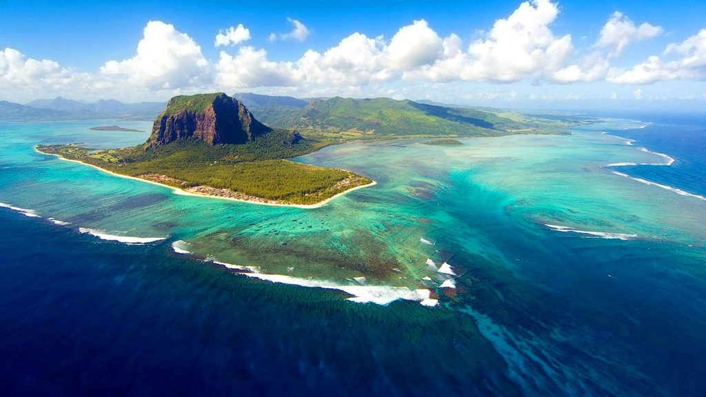 optical illusion of the Underwater Waterfall mauritius